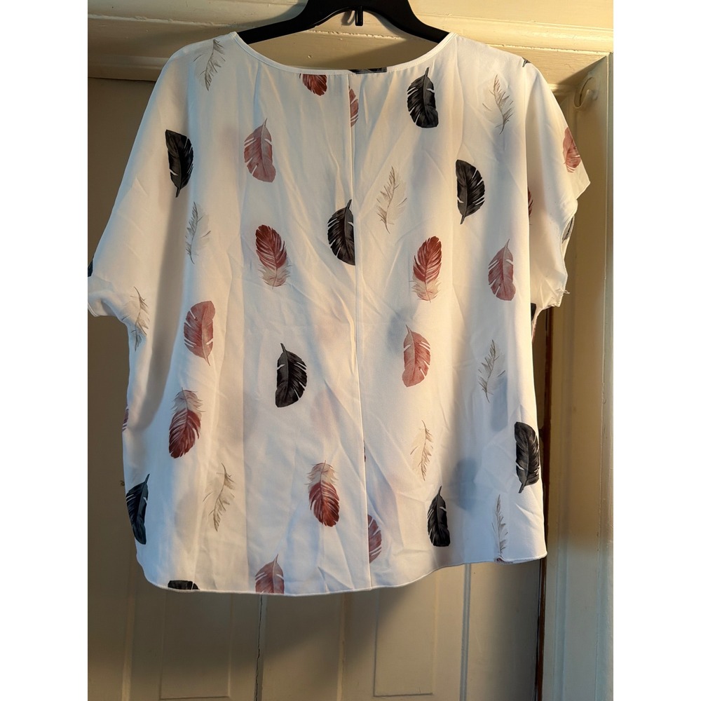 Shein Curve Women 3XL White Feather Print V-Neck Bar Detail Short Sleeve Blouse - Picture 3 of 6